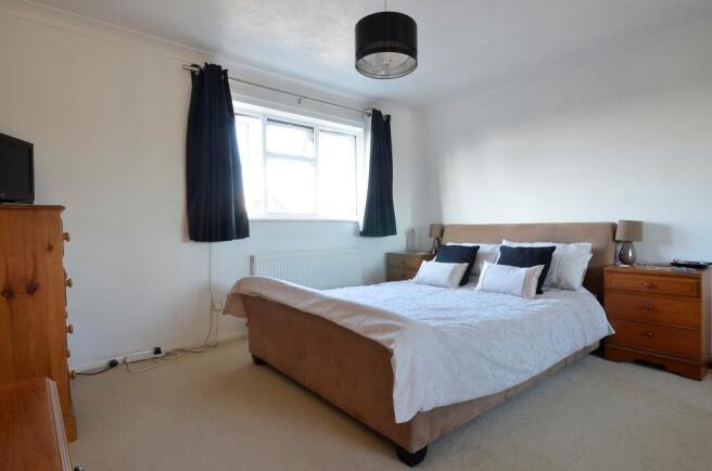 LARGE MAIN BEDROOM