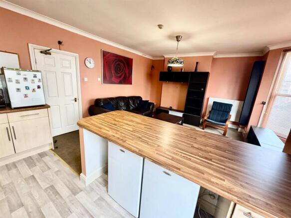 2 bed Apartment to rent Image 4