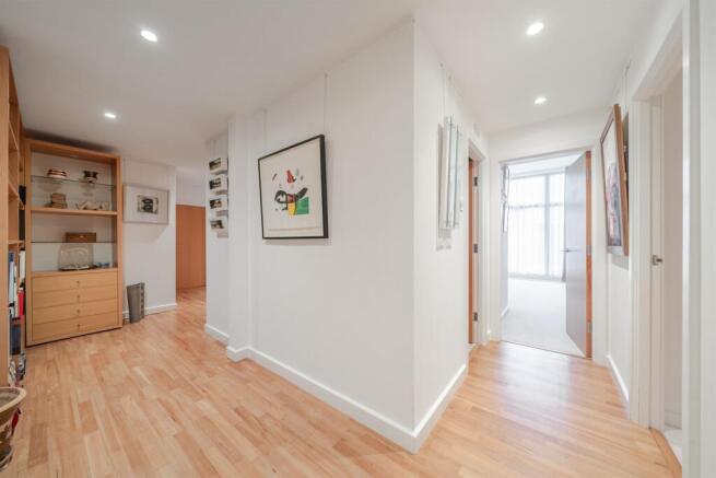 3 bed Flat for sale Image 9