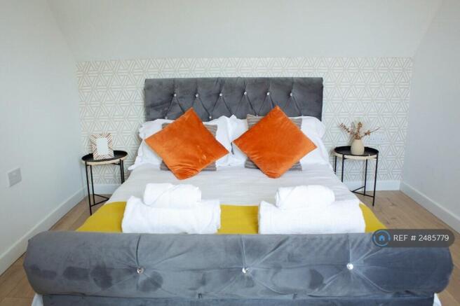 Spacious Double Bedroom By Mesh Accommodation 