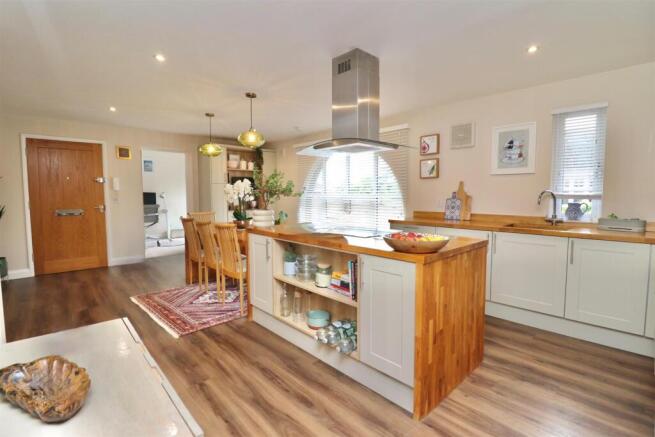 3 bed Apartment for sale Image 6
