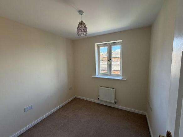 4 bed Semi-Detached to rent Image 11