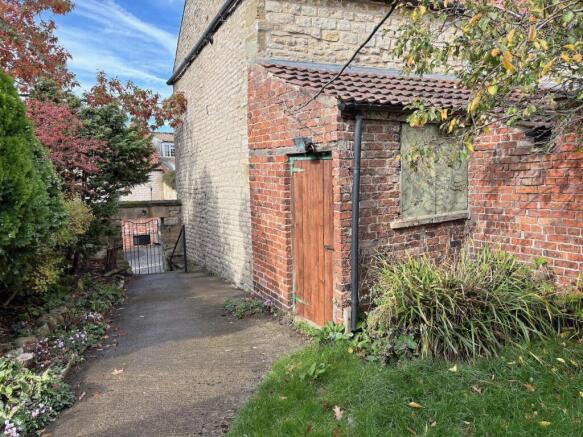 2A Willowgate, Pickering, North Yorkshire, YO18 7BE photo 4