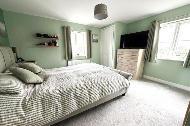 5 bed Detached for sale Image 9