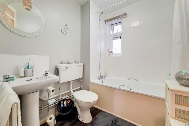 7_Bathroom-0.jpg