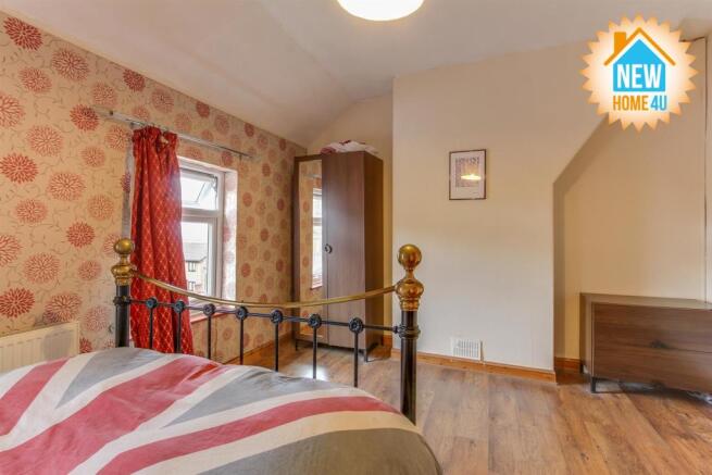 MAIN BEDROOM:
