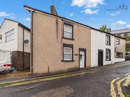 Low Road | A characterful village home with history, individuality and a private rear yard in the heart of Halton.
