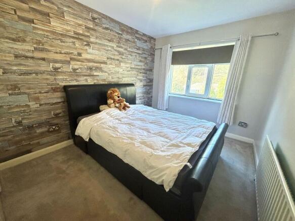 4 bed Semi-Detached for sale Image 8