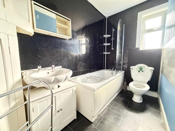 3 bed Terraced to rent Image 4