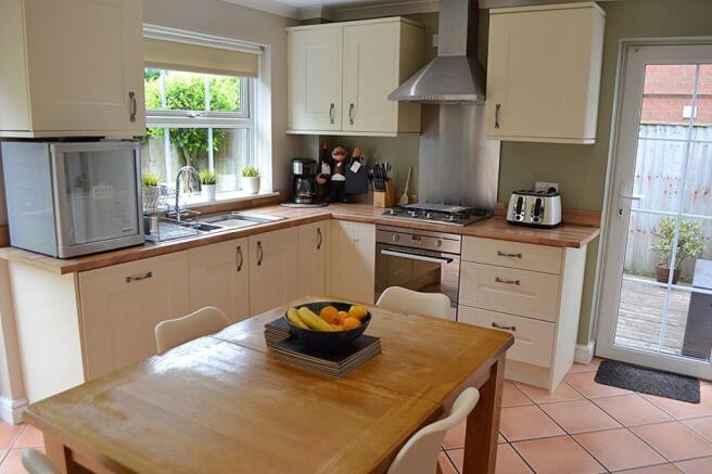 KITCHEN/DINING ROOM