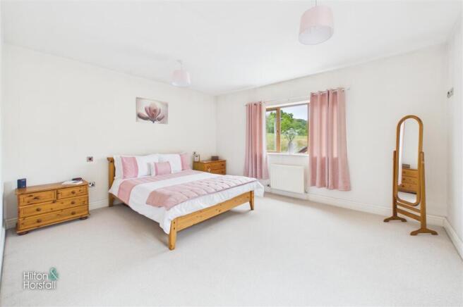 4 bed Detached for sale Image 12