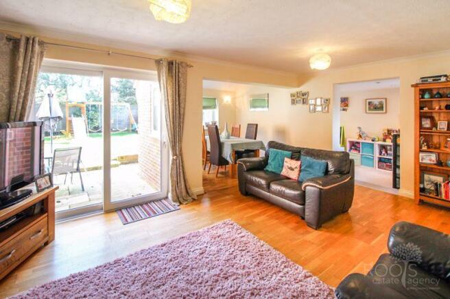 Living room pic 1