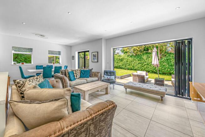 5 bed Detached for sale Image 8
