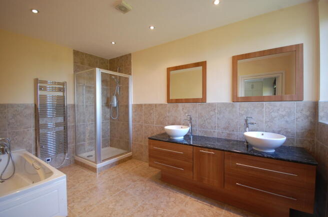EN-SUITE BATHROOM