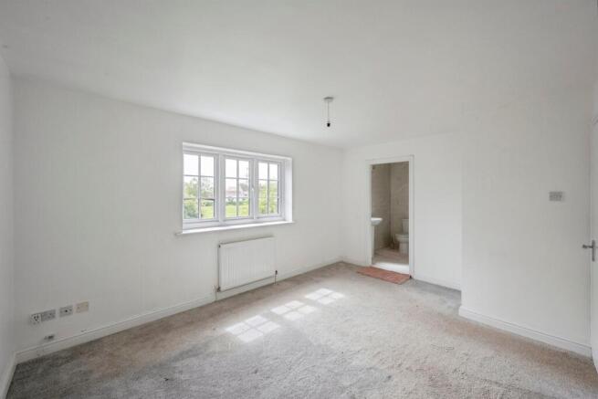 5 bed Detached for sale Image 7