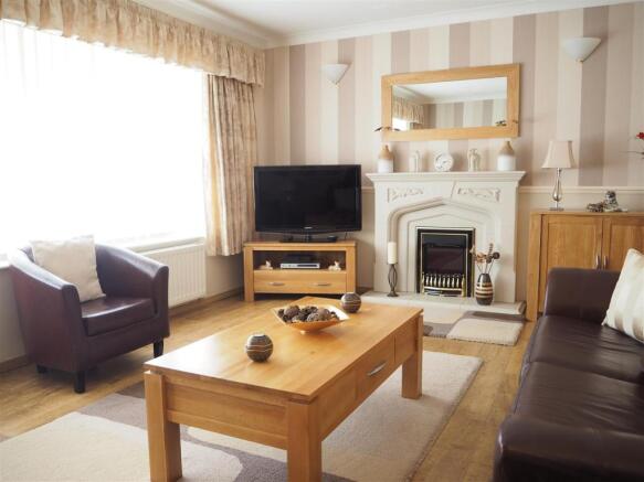Bow Fronted Lounge 711