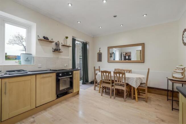 4 bed Semi-Detached for sale Image 9
