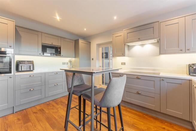 Stoneleigh Close - by Visually Rich 00071-HDR.jpg