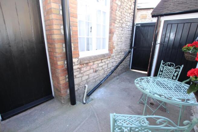 Courtyard Rear Garde