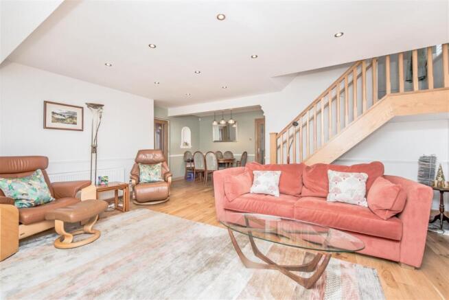 4 bed Detached for sale Image 7