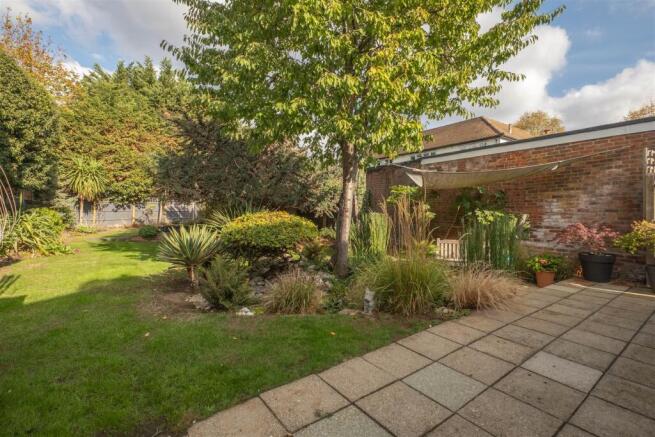 Elm Tree Avenue, Esher photo 3