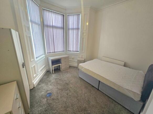 3 bed Flat to rent Image 4