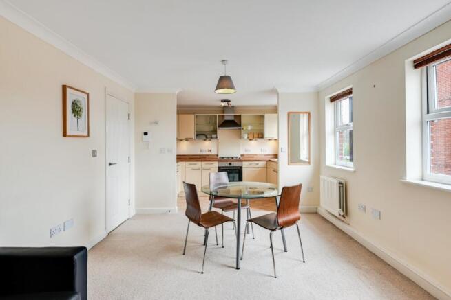 2 bed Flat to rent Image 3