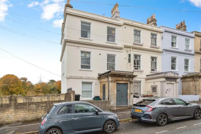1-bed flat on Wellsway, Bath, £180,000