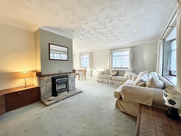 LOUNGE/DINING ROOM
