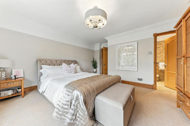 5 bed Detached for sale Image 8