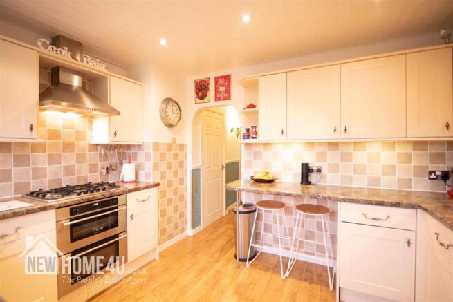 KITCHEN / BREAKFAST ROOM: