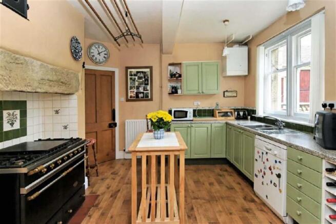 FITTED KITCHEN