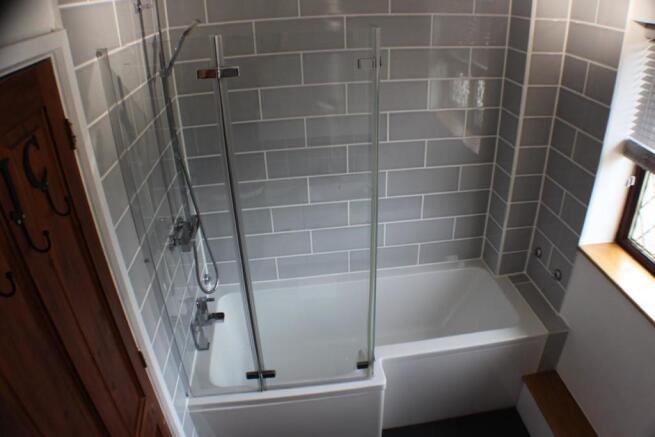 bathroom b 3 wades.jpg