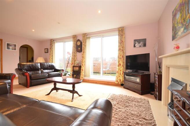 Lounge/Dining Area
