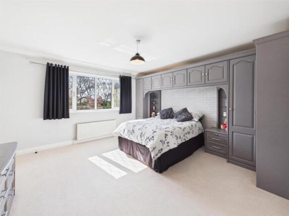 5 bed Detached for sale Image 8