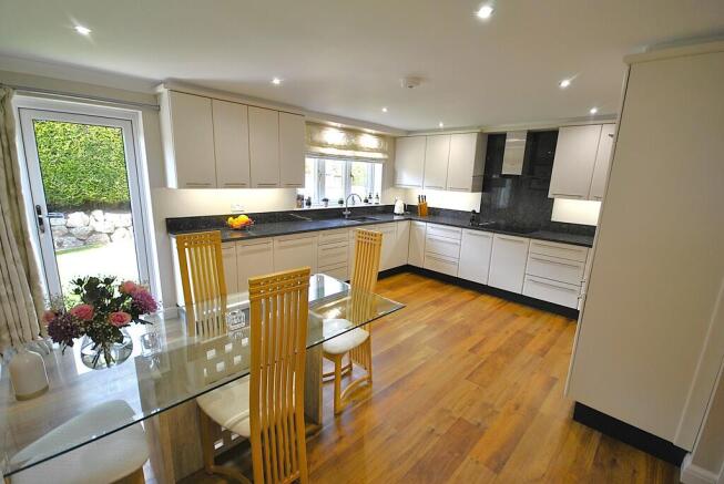 4 bed Detached for sale Image 12