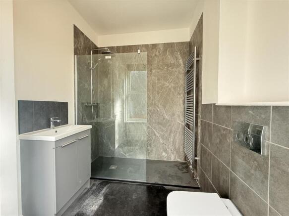 Ensuite 3.JPG