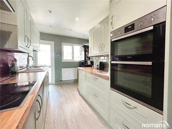 Selwyn Drive, Yateley, Hampshire photo 4