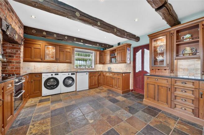 6 bed Detached for sale Image 7