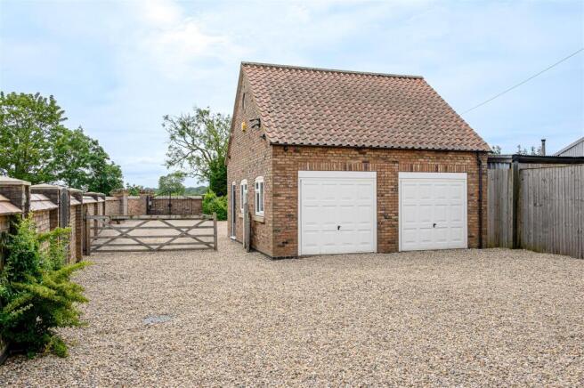 6 bed Detached for sale Image 8