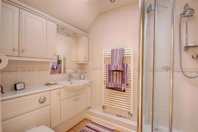 EN-SUITE SHOWER ROOM