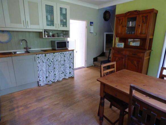 KITCHEN/DINING ROOM