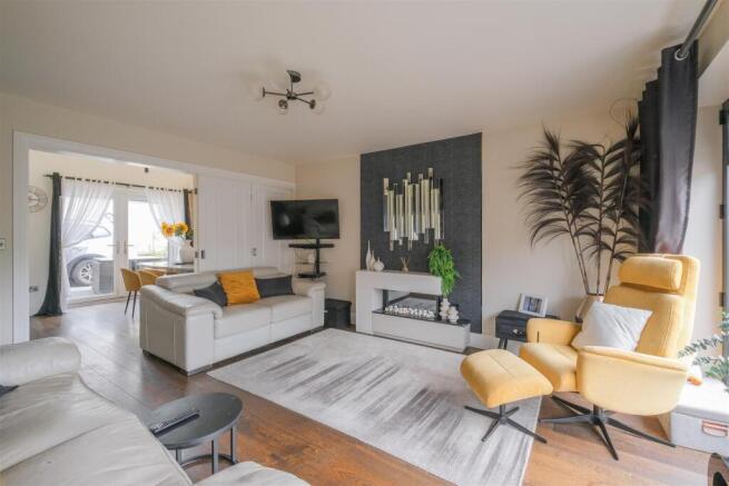 4 bed Detached for sale Image 10