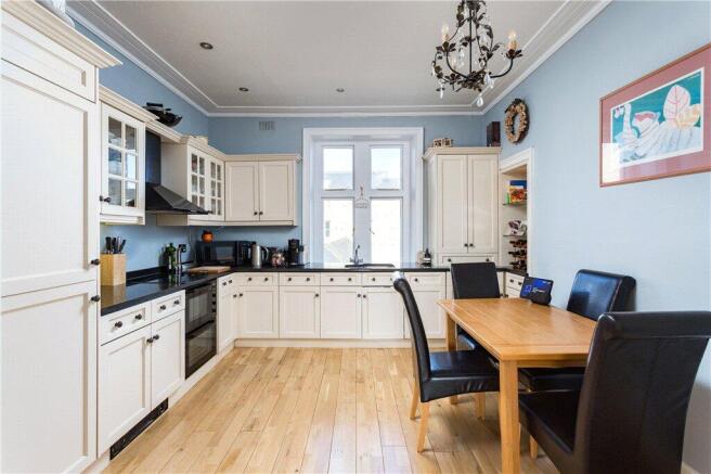 3 bed Apartment for sale Image 4