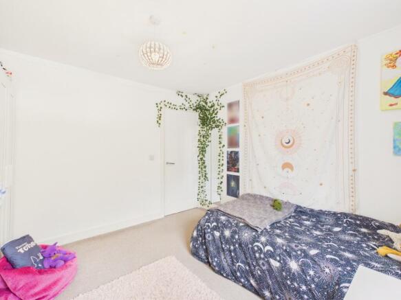 4 bed Semi-Detached for sale Image 8