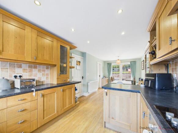 5 bed Detached for sale Image 8