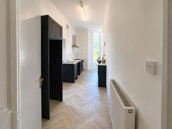 2 bed Apartment to rent Image 5