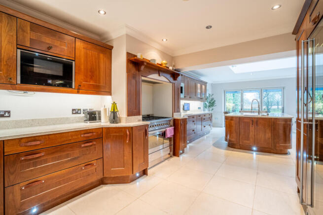 6 bed Detached for sale Image 9