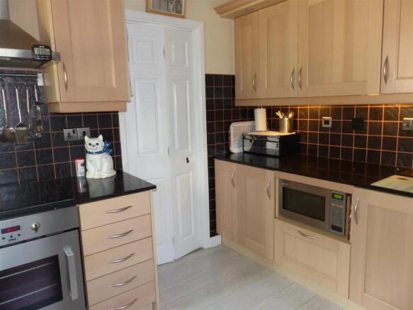 KITCHEN 2.JPG