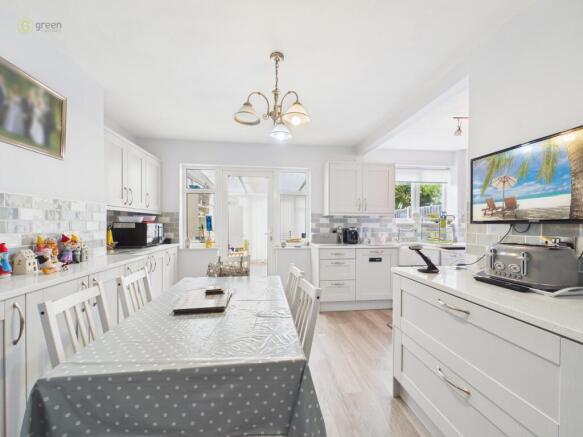 cam01698g0pr0189still007